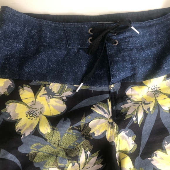 Set of 4 pairs of O’Neill board shorts: 30” waist - Picture 9 of 9